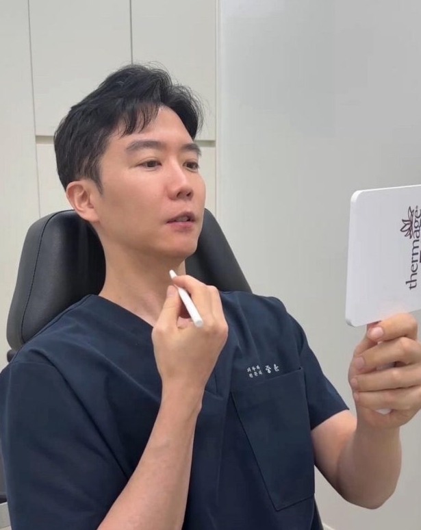 셀프 시술하는 최중윤 원장님의 사진