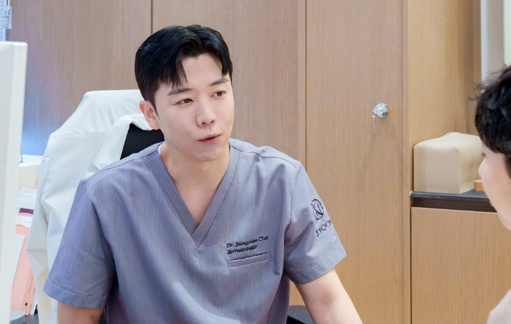 울쎄라 통증 정도와 마취 방법을 안내하는 진료장면