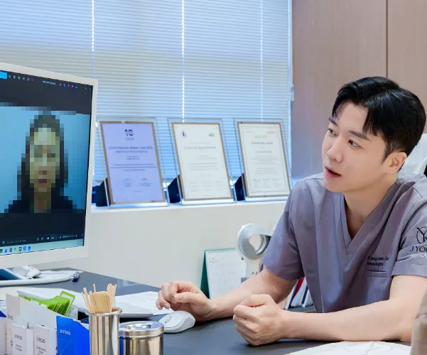 '진료실에서 설명하는 최중윤 대표원장